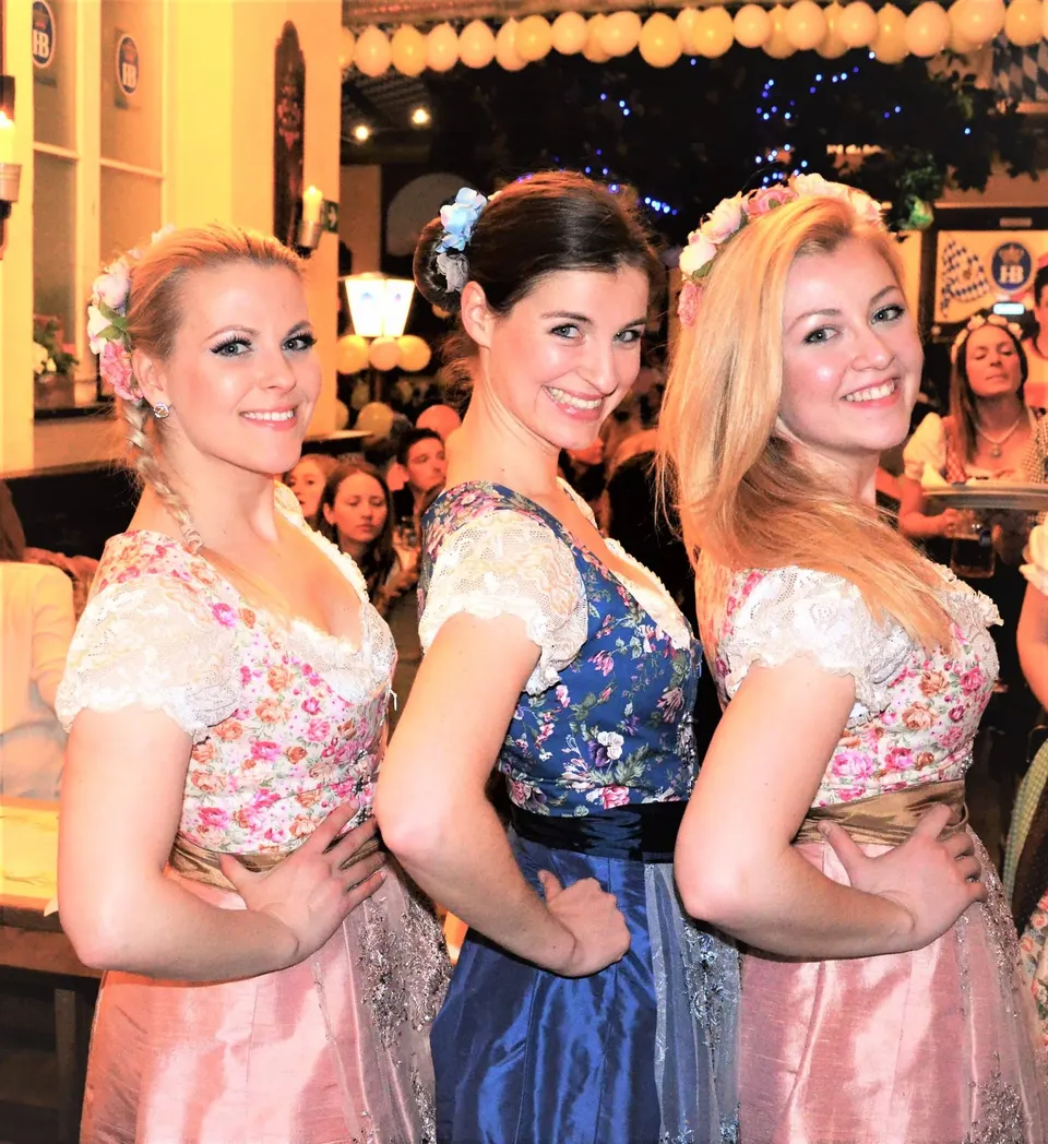Oktoberfest-Trio mit Sängerinnen aus München